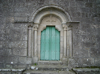 Entrada a la Iglesia de Santa María de Simes
